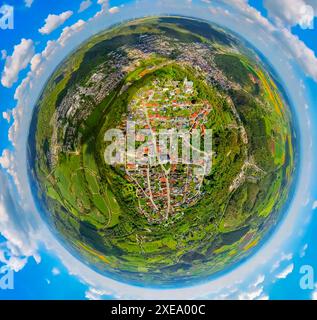 Vue aérienne, quartier résidentiel, vue sur Obermarsberg sur une montagne boisée avec la collégiale Obermarsberg, globe terrestre, image fisheye, 360 degrés i. Banque D'Images