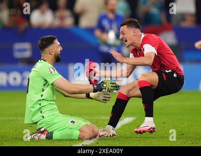 Le gardien géorgien Giorgi Mamardashvili (à gauche) et Giorgi Gocholeishvili célèbrent la victoire de leur équipe dans le match du Groupe F de l’UEFA Euro 2024 à l’Arena AufSchalke à Gelsenkirchen, en Allemagne. Date de la photo : mercredi 26 juin 2024. Banque D'Images