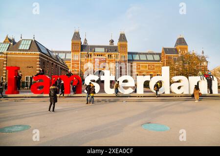 Les gens devant l'écriture, I amsterdam, Museumplein, Rijksmuseum, Hollande Banque D'Images