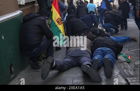 La Paz, Bolivie. 26 juin 2024. Les partisans du président bolivien gisent sur le sol près du palais du gouvernement lors d'une tentative de coup d'État. Crédit : Radoslaw Czajkowski/dpa/Alamy Live News Banque D'Images