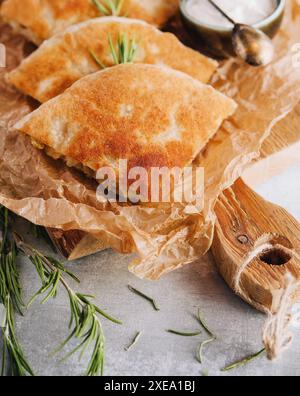 Délicieuses tartes filo avec du poulet, des épinards et de la feta gros plan sur la table Banque D'Images