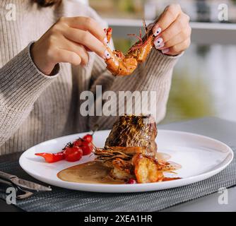 Filet mignon aux crevettes et verre de vin Banque D'Images