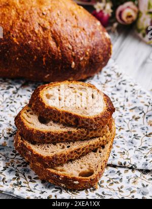 Du pain de seigle tranché en gros plan sur la table Banque D'Images