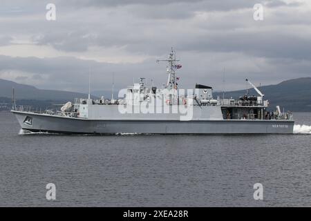 UNS Chernihiv (M310), un chasseur de mines de classe Sandown exploité par la marine ukrainienne, passant Greenock sur le Firth of Clyde. Le navire participe à l'exercice Sea Breeze 24-1, un exercice militaire multinational organisé en Écosse. Ce navire avait servi dans la Royal Navy britannique sous le nom de HMS Grimsby (M108), jusqu'à ce qu'il soit déclassé en 2022, puis transféré dans la marine ukrainienne en 2023. Banque D'Images