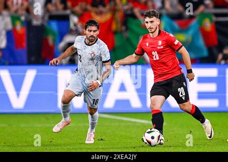 Gelsenkirchen, Allemagne. 26 juin 2024. GELSENKIRCHEN, ALLEMAGNE - JUIN 26 : Ruben Neves du Portugal se bat pour la possession avec Anzor Mekvabishvili de Géorgie lors du match Groupe F - UEFA EURO 2024 entre la Géorgie et le Portugal à l'Arena AufSchalke le 26 juin 2024 à Gelsenkirchen, Allemagne. (Photo de Pablo Morano/BSR Agency) crédit : BSR Agency/Alamy Live News Banque D'Images