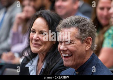 Washington, États-Unis. 26 juin 2024. Randy Travis, artiste du disque, réagit lors d'une audience du Comité de la Chambre sur le sous-comité judiciaire sur les tribunaux, la propriété intellectuelle et l'Internet intitulée 'Radio Music and Copyrights : 100 ans d'iniquité pour les artistes du disque : au Capitol Hill à Washington, DC, le mercredi 26 juin 2024. Photo de Ken Cedeno/UPI crédit : UPI/Alamy Live News Banque D'Images