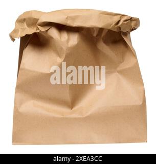 Un grand sac vide en papier kraft brun pour emballer des produits dans les magasins sur un fond isolé Banque D'Images