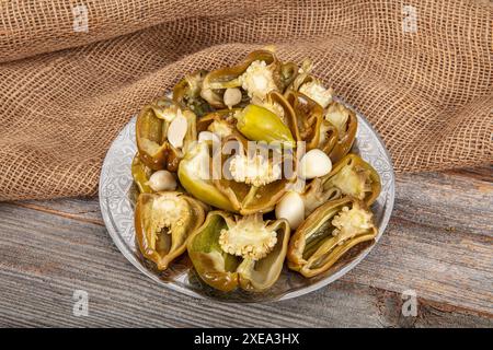 Poivrons grecs dorés marinés, pepperoncino ou friggitello (toscan, Stavros, Capsicum annuum). Les piments forts sont marinés, marinés. Poivrons marinés dans un Banque D'Images