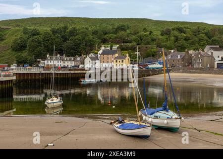 Stonehaven Harbour dans l'Aberdeenshire est une scène pittoresque de bateaux colorés nichés dans le port, avec en toile de fond des bâtiments historiques. Banque D'Images