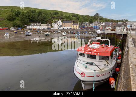 Stonehaven Harbour dans l'Aberdeenshire est une scène pittoresque de bateaux colorés nichés dans le port, avec en toile de fond des bâtiments historiques. Banque D'Images