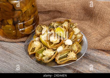 Poivrons grecs dorés marinés, pepperoncino ou friggitello (toscan, Stavros, Capsicum annuum). Les piments forts sont marinés, marinés. Poivrons marinés dans un Banque D'Images