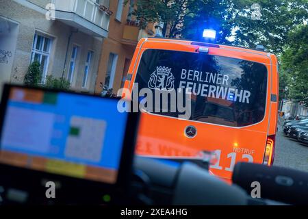 Notarztfahrzeug und Rettungswagen der Berliner Feuerwehr BEI einem Einsatz à Berlin. / Véhicule médical d'urgence et ambulance des pompiers de Berlin lors d'une opération à Berlin. Rettungsdienst der Berliner Feuerwehr *** véhicule médical d'urgence et ambulance des pompiers de Berlin lors d'une opération à Berlin véhicule médical d'urgence et ambulance des pompiers de Berlin lors d'une opération à Berlin Service de secours des pompiers de Berlin S-P202406163822.jpg Banque D'Images