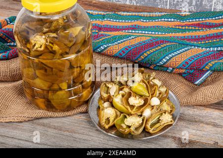 Poivrons grecs dorés marinés, pepperoncino ou friggitello (toscan, Stavros, Capsicum annuum). Les piments forts sont marinés, marinés. Poivrons marinés dans un Banque D'Images