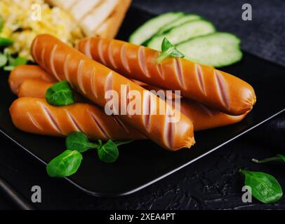 Saucisses et œufs brouillés avec un peu de pain Banque D'Images