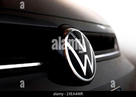 Luque, Paraguay. 26 juin 2024. Un logo Volkswagen apparaît sur un véhicule à Luque. (Photo de Jaque Silva/SOPA images/SIPA USA) crédit : SIPA USA/Alamy Live News Banque D'Images