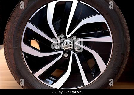 Luque, Paraguay. 26 juin 2024. Un logo Volkswagen est affiché sur la roue d'un véhicule à Luque. (Photo de Jaque Silva/SOPA images/SIPA USA) crédit : SIPA USA/Alamy Live News Banque D'Images