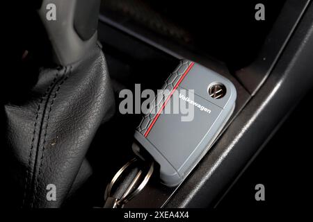 Luque, Paraguay. 26 juin 2024. Un logo Volkswagen est affiché sur une clé Volkswagen Polo à Luque. (Photo de Jaque Silva/SOPA images/SIPA USA) crédit : SIPA USA/Alamy Live News Banque D'Images