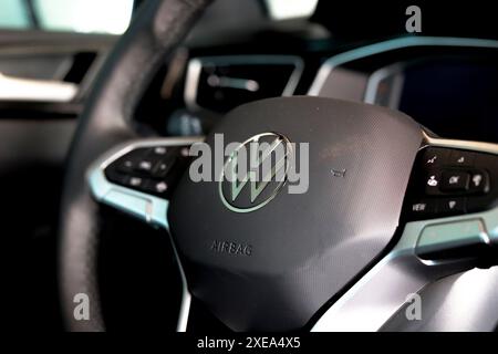 Luque, Paraguay. 26 juin 2024. Un logo Volkswagen est affiché sur le volant d'un véhicule Polo à Luque. (Photo de Jaque Silva/SOPA images/SIPA USA) crédit : SIPA USA/Alamy Live News Banque D'Images