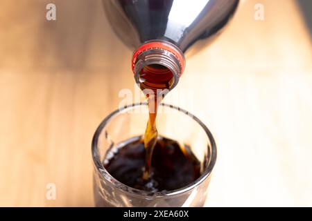 Paraguay. 26 juin 2024. Dans cette illustration photo, une boisson gazeuse Coca-Cola est versée dans un verre. La société a été nommée marque créative de l’année au Festival international de la créativité des Lions de Cannes. (Photo de Jaque Silva/SOPA images/SIPA USA) *** strictement à des fins éditoriales *** crédit : SIPA USA/Alamy Live News Banque D'Images