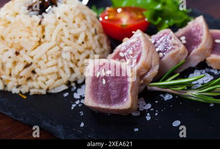 Thon Tataki garni de riz Banque D'Images