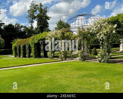 Tunnels faits de plantes et d'herbe verte dans le parc Banque D'Images