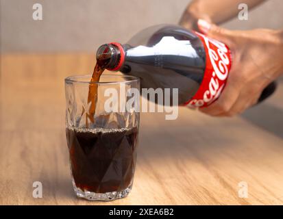 Paraguay. 26 juin 2024. Dans cette illustration photo, une boisson gazeuse Coca-Cola est versée dans un verre. La société a été nommée marque créative de l’année au Festival international de la créativité des Lions de Cannes. (Crédit image : © Jaque Silva/SOPA images via ZUMA Press Wire) USAGE ÉDITORIAL SEULEMENT! Non destiné à UN USAGE commercial ! Banque D'Images