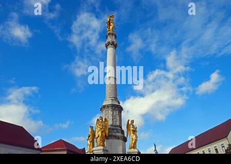 Sculpture de Zagreb de l'Ange d'Or devant la cathédrale, Croatie Banque D'Images