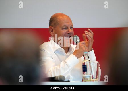 SPD GER, Berlin, 20241209, SPD Veranstaltung Wirtschaft in Ostdeutschland, mit Olaf Scholz, Reichstag, Bundeskanzler *** SPD GER, Berlin, 20241209, manifestation SPD sur l'économie en Allemagne de l'est, avec Olaf Scholz, Reichstag, chancelier fédéral Banque D'Images