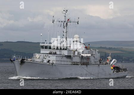 Un FS Céphée (M652) plutôt anonymisé, un navire de contre-mesures minières de classe Éridan exploité par la Marine française, passant devant Greenock sur le Firth of Clyde. Le navire participe à l'exercice Sea Breeze 24-1, un exercice militaire multinational organisé en Écosse. Conformément à la pensée militaire française actuelle d'anonymiser ses navires, Céphée a vu son numéro de fanion enlevé, et son nom sur le côté bâbord de la poupe peinte. Banque D'Images