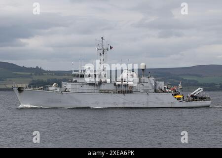 Un FS Céphée (M652) plutôt anonymisé, un navire de contre-mesures minières de classe Éridan exploité par la Marine française, passant devant Greenock sur le Firth of Clyde. Le navire participe à l'exercice Sea Breeze 24-1, un exercice militaire multinational organisé en Écosse. Conformément à la pensée militaire française actuelle d'anonymiser ses navires, Céphée a vu son numéro de fanion enlevé, et son nom sur le côté bâbord de la poupe peinte. Banque D'Images