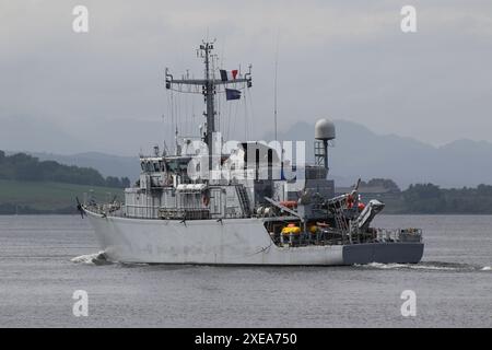 Un FS Céphée (M652) plutôt anonymisé, un navire de contre-mesures minières de classe Éridan exploité par la Marine française, passant devant Greenock sur le Firth of Clyde. Le navire participe à l'exercice Sea Breeze 24-1, un exercice militaire multinational organisé en Écosse. Conformément à la pensée militaire française actuelle d'anonymiser ses navires, Céphée a vu son numéro de fanion enlevé, et son nom sur le côté bâbord de la poupe peinte. Banque D'Images