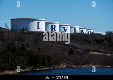 Chars orthographiant Irving signe à la raffinerie Irving Oil à Saint John, Nouveau-Brunswick, Canada Banque D'Images