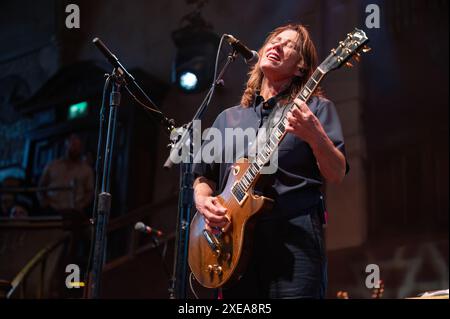 Manchester, Royaume-Uni. 26 juin 2024. Kim Deal, Kelley Deal, Josephine Wiggs et Jim Macpherson du groupe The Breeders jouent au Albert Hall de Manchester lors de leur 30e anniversaire de leur tournée classique Last Splash. 2024-06-26 . Crédit : Gary Mather/Alamy Live News Banque D'Images