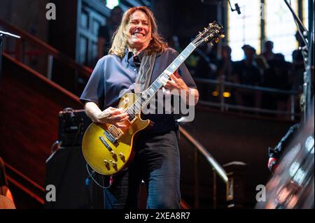 Manchester, Royaume-Uni. 26 juin 2024. Kim Deal, Kelley Deal, Josephine Wiggs et Jim Macpherson du groupe The Breeders jouent au Albert Hall de Manchester lors de leur 30e anniversaire de leur tournée classique Last Splash. 2024-06-26 . Crédit : Gary Mather/Alamy Live News Banque D'Images