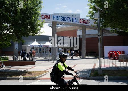 Atlanta, Géorgie, États-Unis. 26 juin 2024. Zone de patrouille de la police d'Atlanta près du lieu du débat présidentiel CNN de jeudi (image crédit : © Robin Rayne/ZUMA Press Wire) USAGE ÉDITORIAL SEULEMENT! Non destiné à UN USAGE commercial ! Banque D'Images