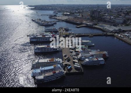 AM - MANAUS - 06/26/2024 - MANAUS, AMAZONAS, MOUVEMENT DES NAVIRES VERS PARINTINS - des dizaines de bateaux transportant des milliers de personnes sont partis ce mercredi après-midi (26) du port de la ville de Manaus, dans la région centrale de la capitale amazonense vers la municipalité de Parintins, où se déroule ce week-end le 57ème Festival folklorique, le duel entre le Boi Garantido et le Boi Caprichoso, sur un voyage qui peut prendre jusqu’à 20 heures sur la rivière. Chaque navire a la capacité de transporter entre 400 et plus d'un millier de personnes. Photo : Suamy Beydoun/AGIF (photo de Suamy Beydoun/AGIF Banque D'Images