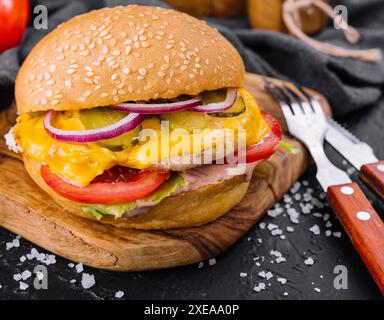 Hamburger américain avec côtelette de poulet sur plateau en bois Banque D'Images