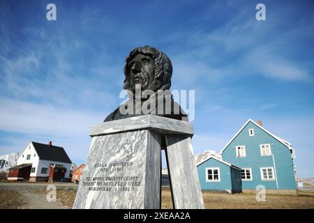 NY Alesund, Norvège. 26 juin 2024. Un monument à l'explorateur norvégien Roald Amundsen est vu à NY-Alesund, Svalbard, Norvège, le 21 juin 2024. Fin juin, au milieu de l'archipel norvégien du Svalbard, marquant le début de l'été dans les îles arctiques, les scientifiques chinois d'un avant-poste de recherche pionnier explorent des territoires inexplorés tout en entretenant de profondes amitiés avec leurs collègues du monde entier, alliant exploration scientifique et camaraderie humaine. Crédit : Zhao Dingzhe/Xinhua/Alamy Live News Banque D'Images