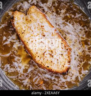 Savoureuse soupe à l'oignon français dans un bol Banque D'Images