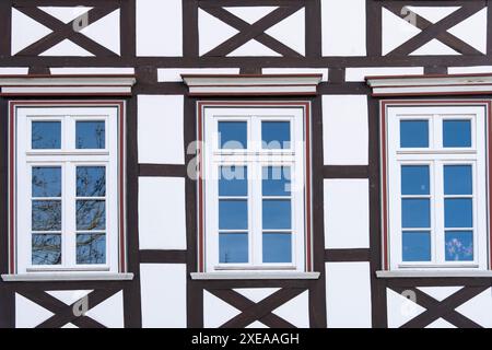 Fragments maison ancienne, bâtiment médiéval 13ème siècle dans la ville européenne, façades de style à colombages, cadres en bois structures porteuses, hérit allemand Banque D'Images