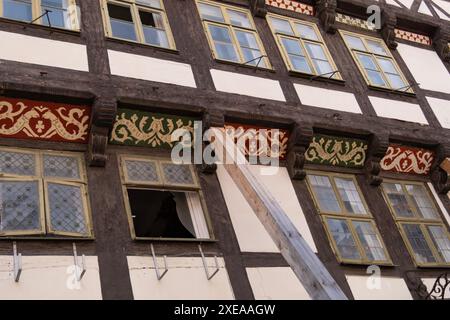 Fragments maison ancienne, bâtiment médiéval 13ème siècle dans la ville européenne, façades de style à colombages, cadres en bois structures porteuses, hérit allemand Banque D'Images