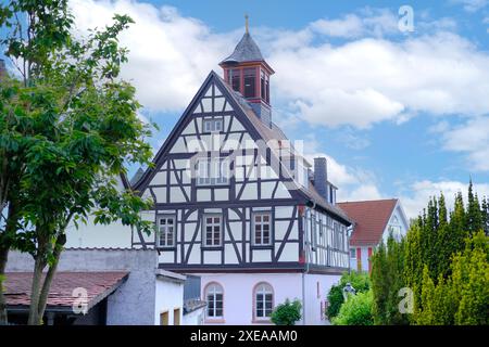 Fragments maison ancienne, bâtiment médiéval 17ème siècle dans la ville européenne, façades de style à colombages, cadres en bois structures porteuses, hérit allemand Banque D'Images