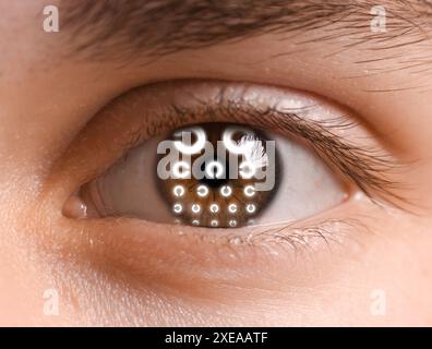 Diagramme en anneau de Landolt dans l'oeil de l'homme, gros plan. Test d'acuité visuelle Banque D'Images
