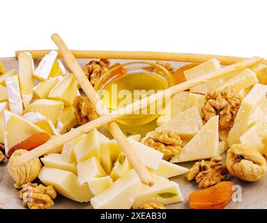 Assiette de fromage avec noix et miel Banque D'Images