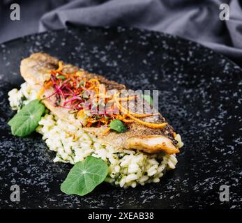 Filet de poisson blanc cuit au four servi avec du riz cuit à la vapeur Banque D'Images