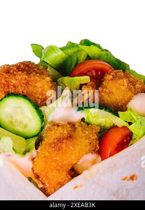 Enveloppement de poulet frit dans du pain pita avec des légumes frais Banque D'Images