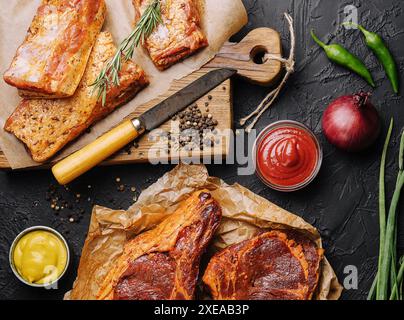 Vue de dessus sur le steak de bœuf mariné Banque D'Images