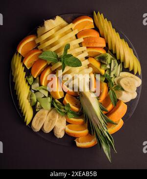 Plateau de fruits frais sur une assiette Banque D'Images