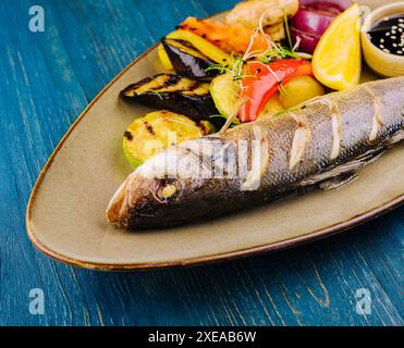 Bar cuit avec des légumes grillés sur l'assiette Banque D'Images