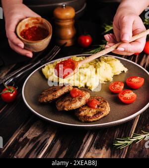 Grand-mère a cuit des côtelettes avec de la purée de pommes de terre Banque D'Images